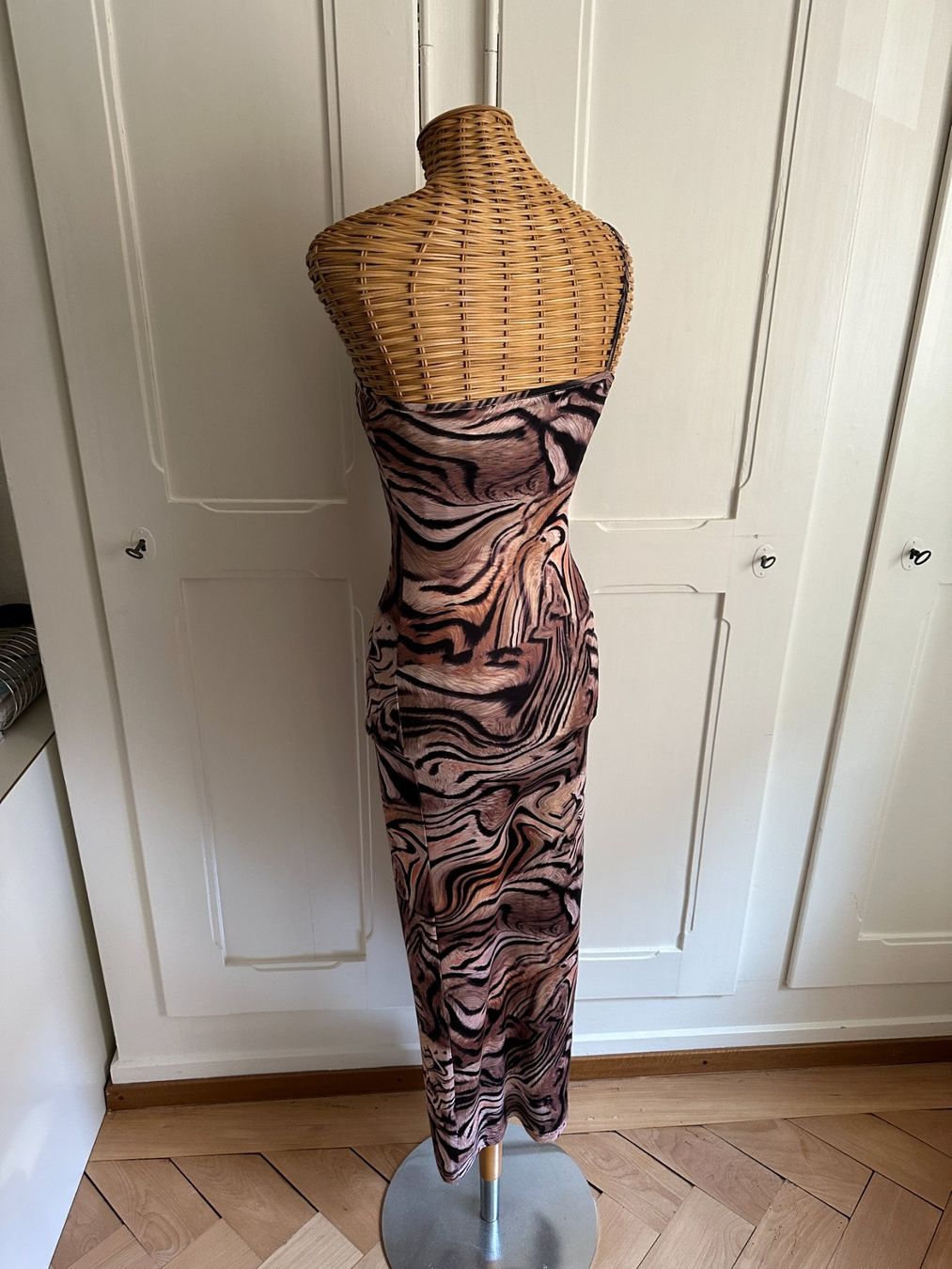 Shein Vestiti: SHEIN - Tiger Kleid mit Schlitz 34 – Usato da Zürich venduto da Diazaio 2