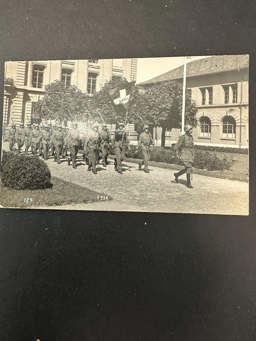 Cartoline postali: Kompanieschule mit Schweizer Fahne – Usato da Lyssach venduto da Zsag