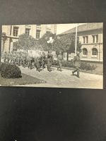 Kompanieschule mit Schweizer Fahne