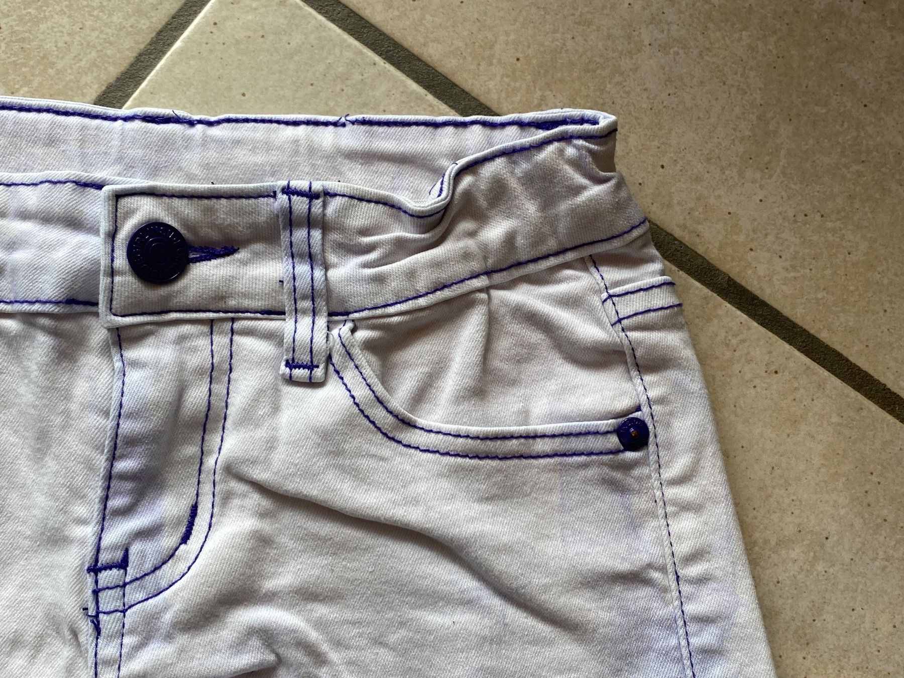 Pantalons: 140 mini short INSIDE – D'occasion à Orpund par Mary8972 4