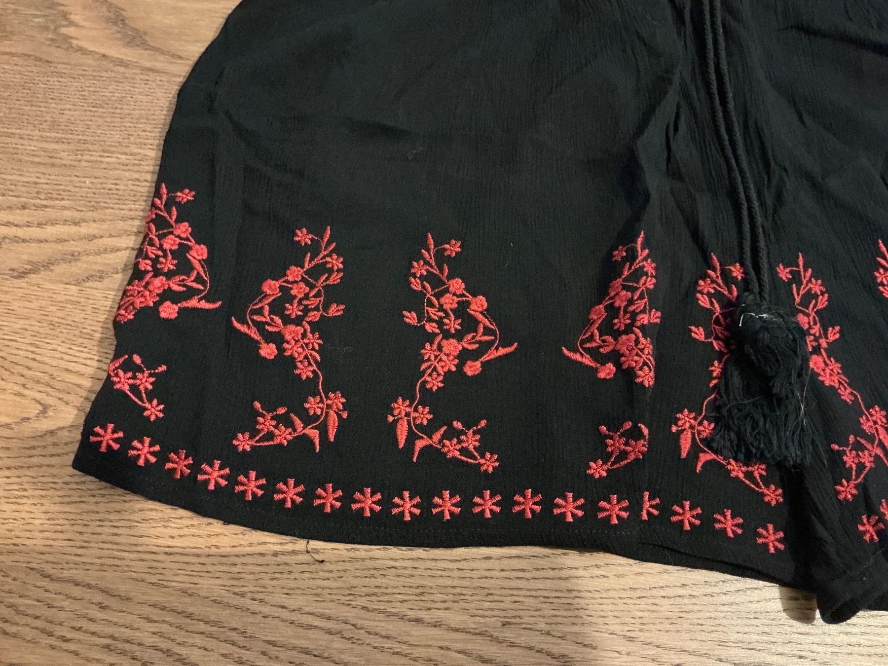 Pantaloni: Schwarze Shorts mit roter Stickerei Gr.XL – Nuovo (secondo la descrizione) da Würenlos venduto da sweety5436 1