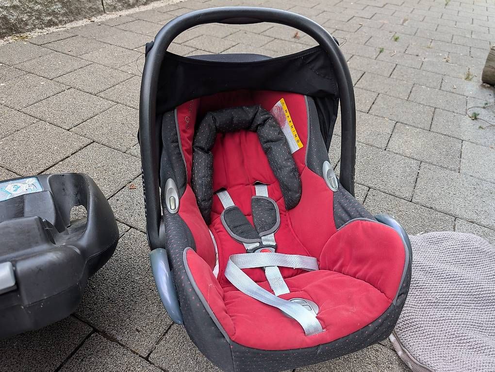 Maxi-Cosi Seggiolini per auto: Maxi Cosi CabrioFix mit zwei EasyFixstationen – Usato da Gommiswald venduto da Derbeth01 1