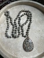 Collier bohème en pierres dalmatien avec pendentif chic