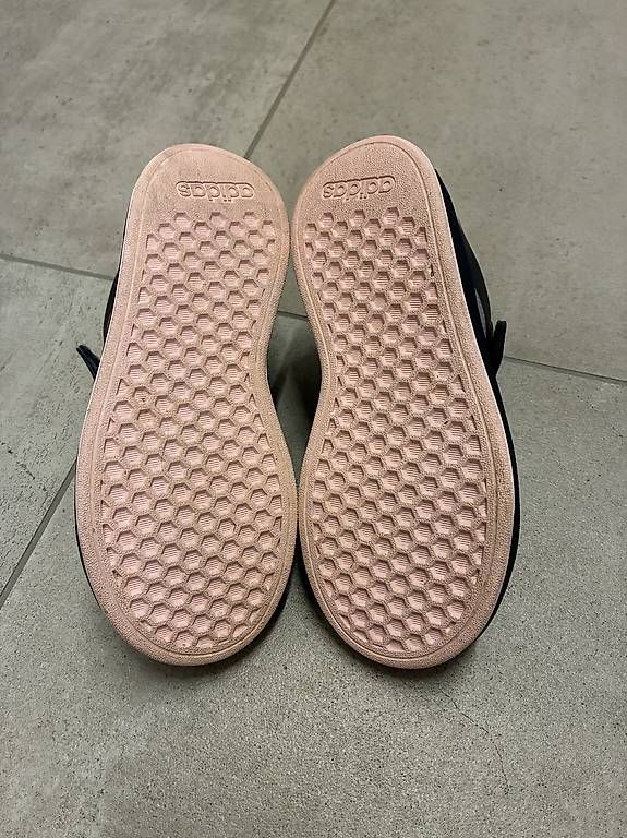 Adidas Chaussures filles: Adidas Turnschuhe Gr. 29 – D'occasion à Bütschwil par kiandra86 1