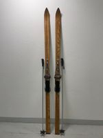 Ski (Nr. 47), Dekoski mit Gebrauchsspuren und Stöcken