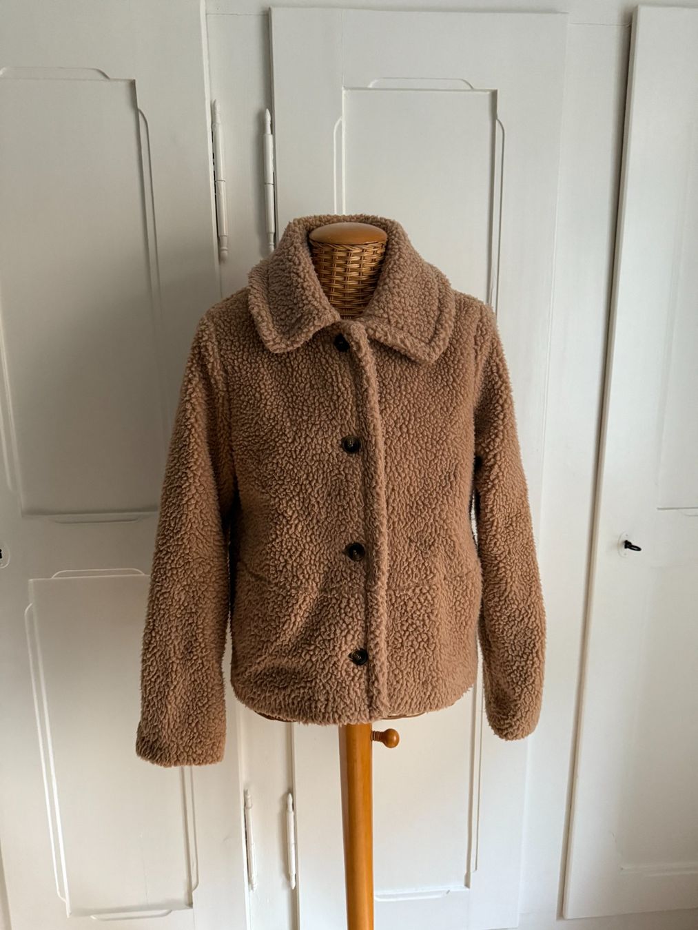 Giacche: EDITED - Teddyjacke beige 36 – Usato da Zürich venduto da Diazaio