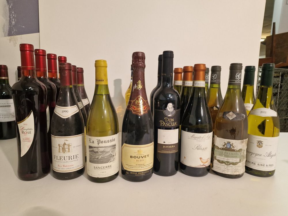 23 diverse Flaschen Weiss Rose Rote Wein Martini usw. (Gebraucht) in ...