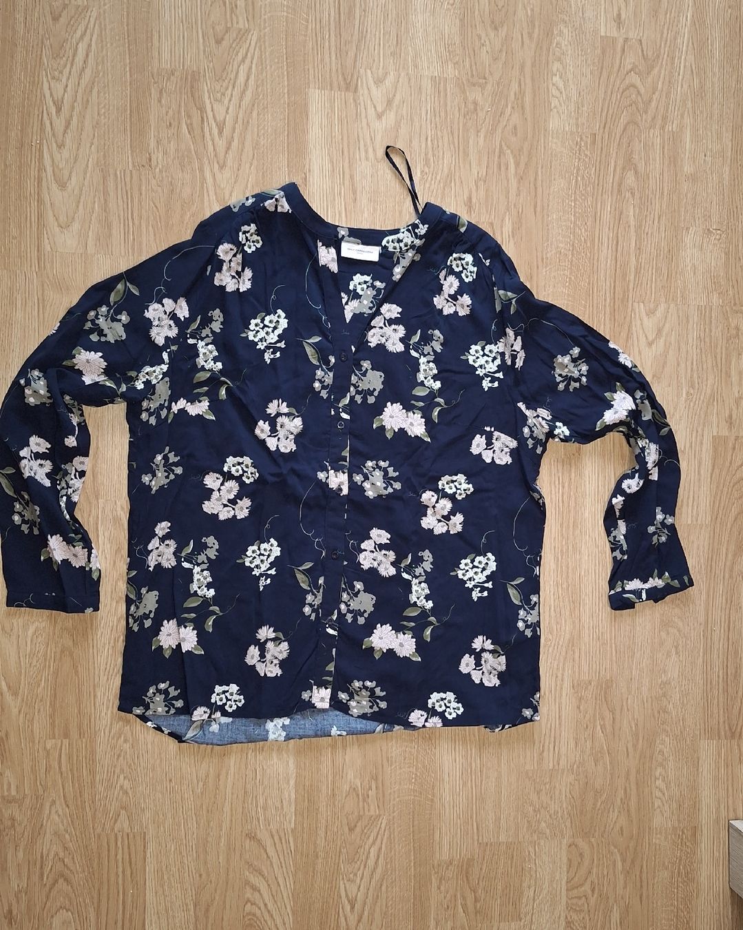 Camicette: Only Carmakoma Bluse, Gr. 44, Dunkelblau mit Blumen – Usato da Lützelflüh-Goldb venduto da bli_f2v9 1