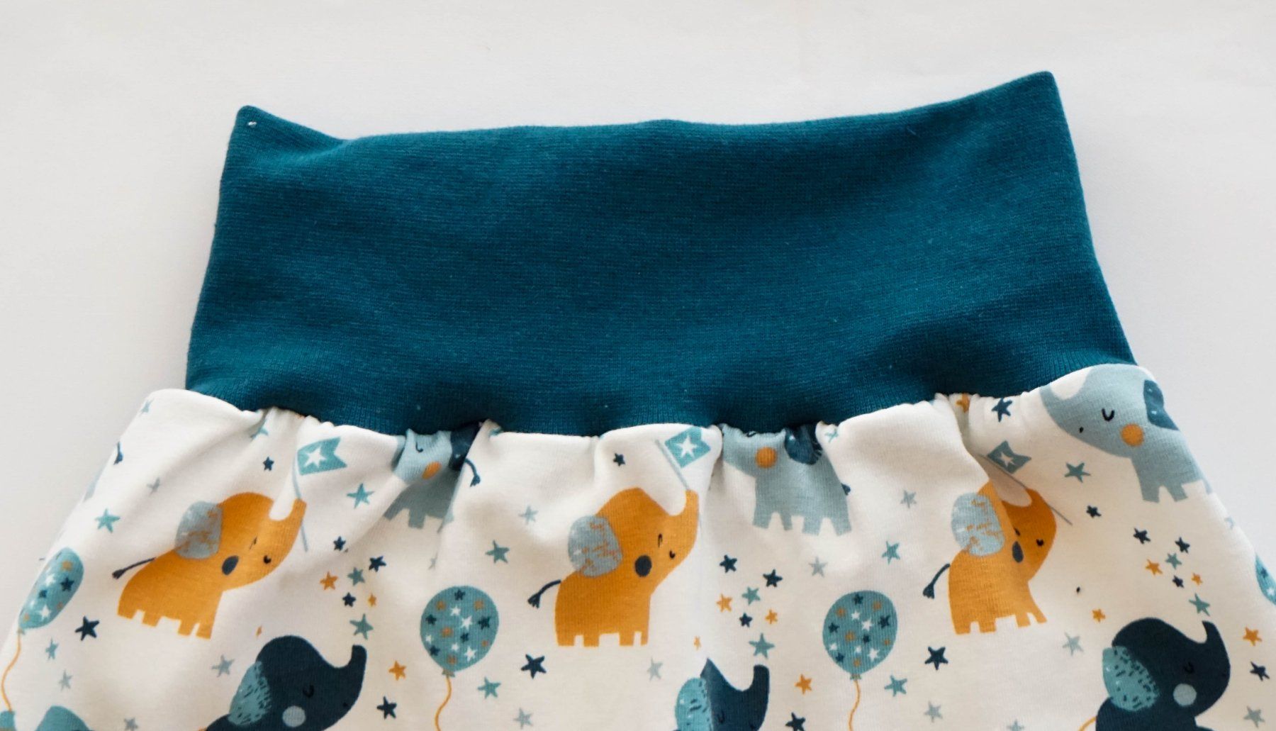 Pantaloni: Kurze Pumphose mit Elefanten Gr.92/98 - NEU – Nuovo e nell'imballaggio originale da Zürich venduto da sambaum 1