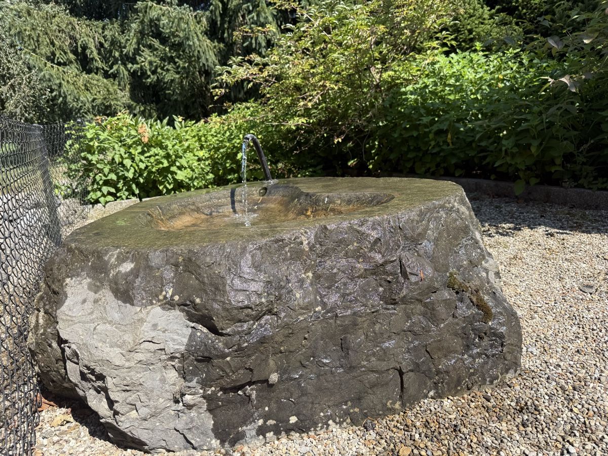 Teiche & Zierbrunnen: Naturstein Brunnen mit Zulauf  – Gebraucht aus Teufen AR von woh_29hy 5