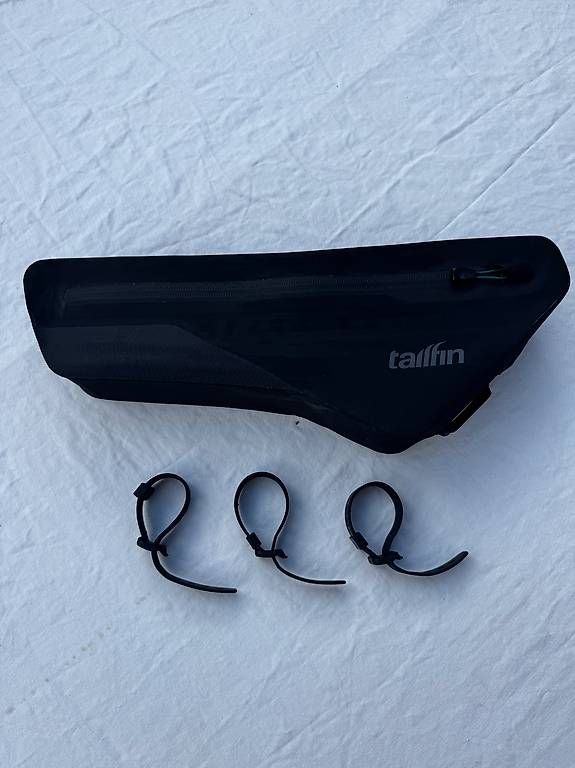 Tailfin Borse: Sacoche de cadre Tailfin 2.7L – Nuovo (secondo la descrizione) da La Tour-de-Trême venduto da w.max 3