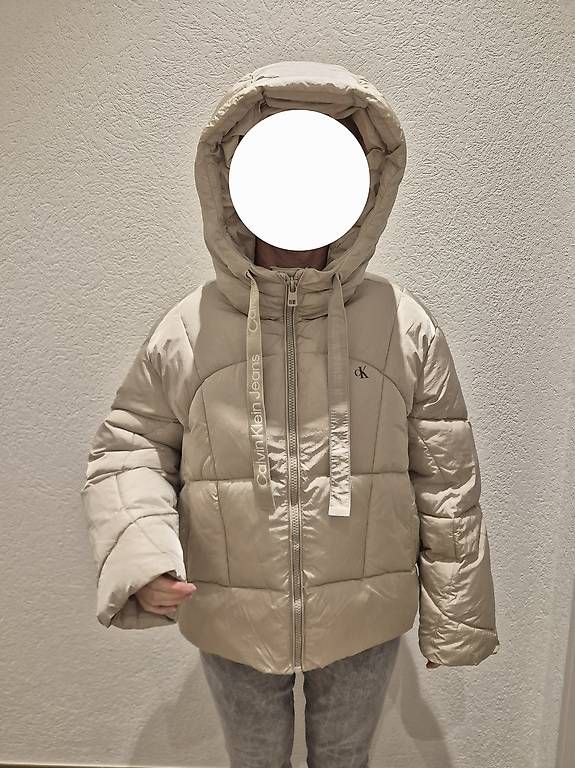Calvin Klein Jacken: Calvin Klein Damen Logo Drawstring Short Winterjacke-NEU – Neu und originalverpackt aus Vilters von tin1tho