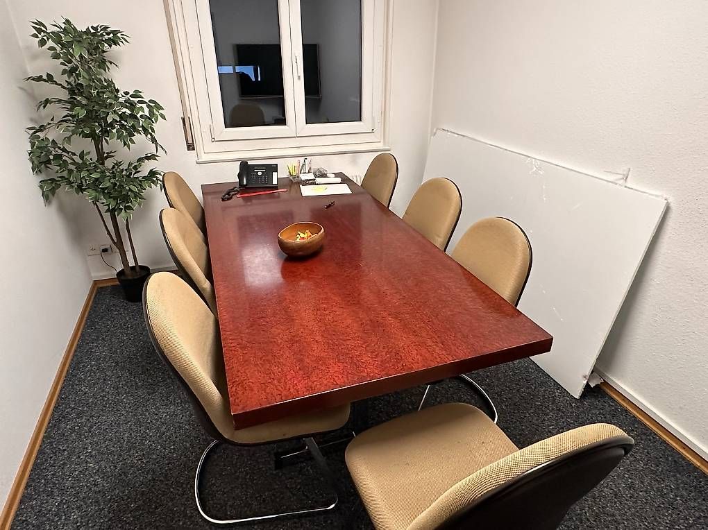 Tables: Offre belle table de réunion et chaises – D'occasion à Lausanne par apu_p8vy