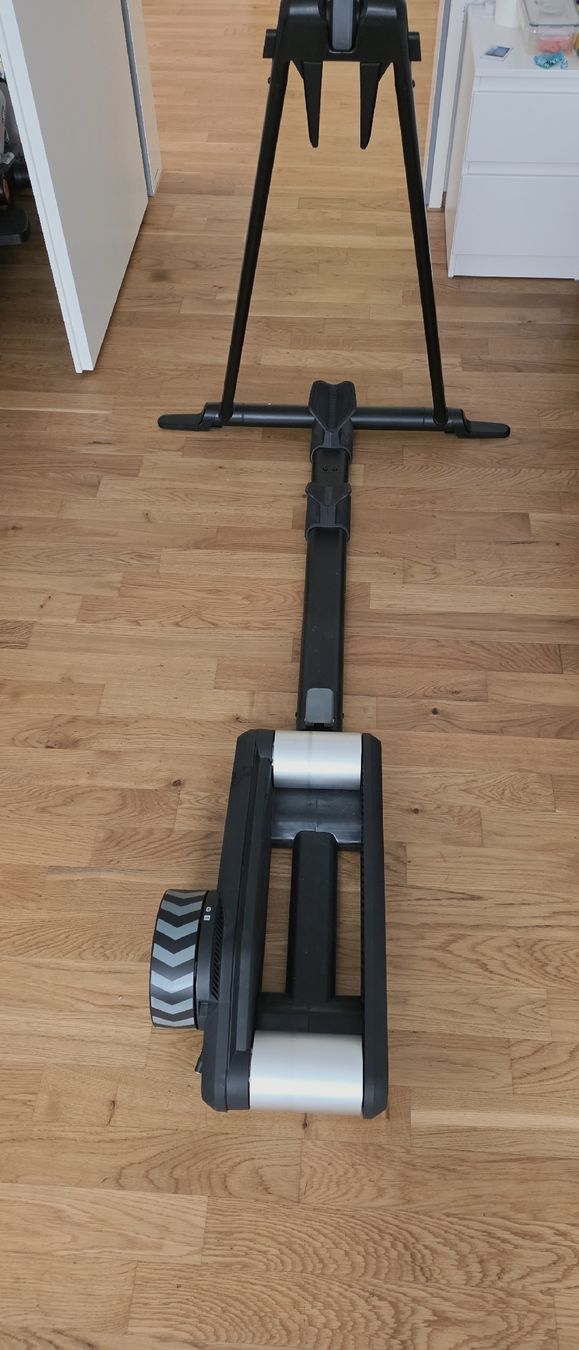 Wahoo Hometrainer: Wahoo Kickr Rollr Smart Trainer Rollentrainer schwarz – Usato da Dällikon venduto da mic_5jyh