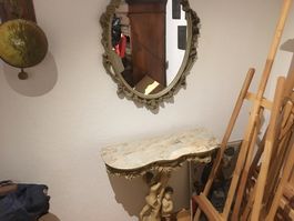 Alter Spiegel und Tischchen mit Engeln
