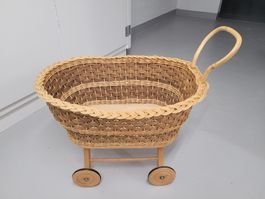 Puppenwagen aus Korbweide, Holzräder
