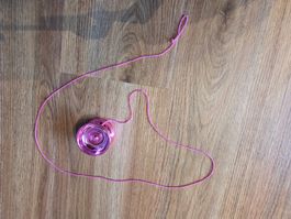 Pinkfarbenes Metalljojo