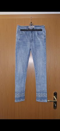 Helle Jeans mit Verzierung am Beinabschluss, Grösse 36