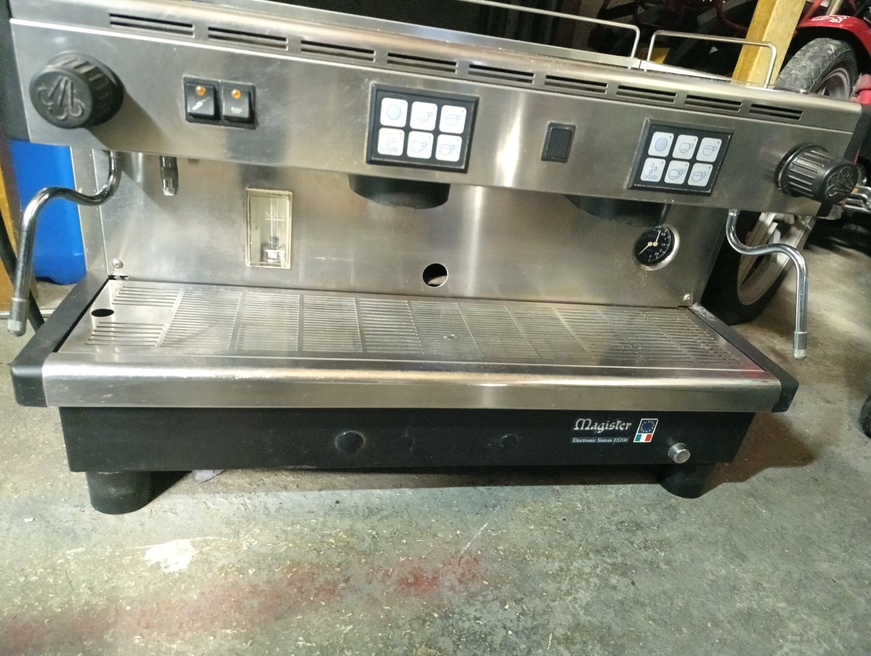 Macchine per caffè & Macchine per espresso: Machine à café professionnelle Magister – Usato da St imier venduto da Rieju23