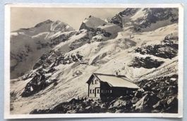 Bovalhütte mit Piz Bernina (4055 m)
