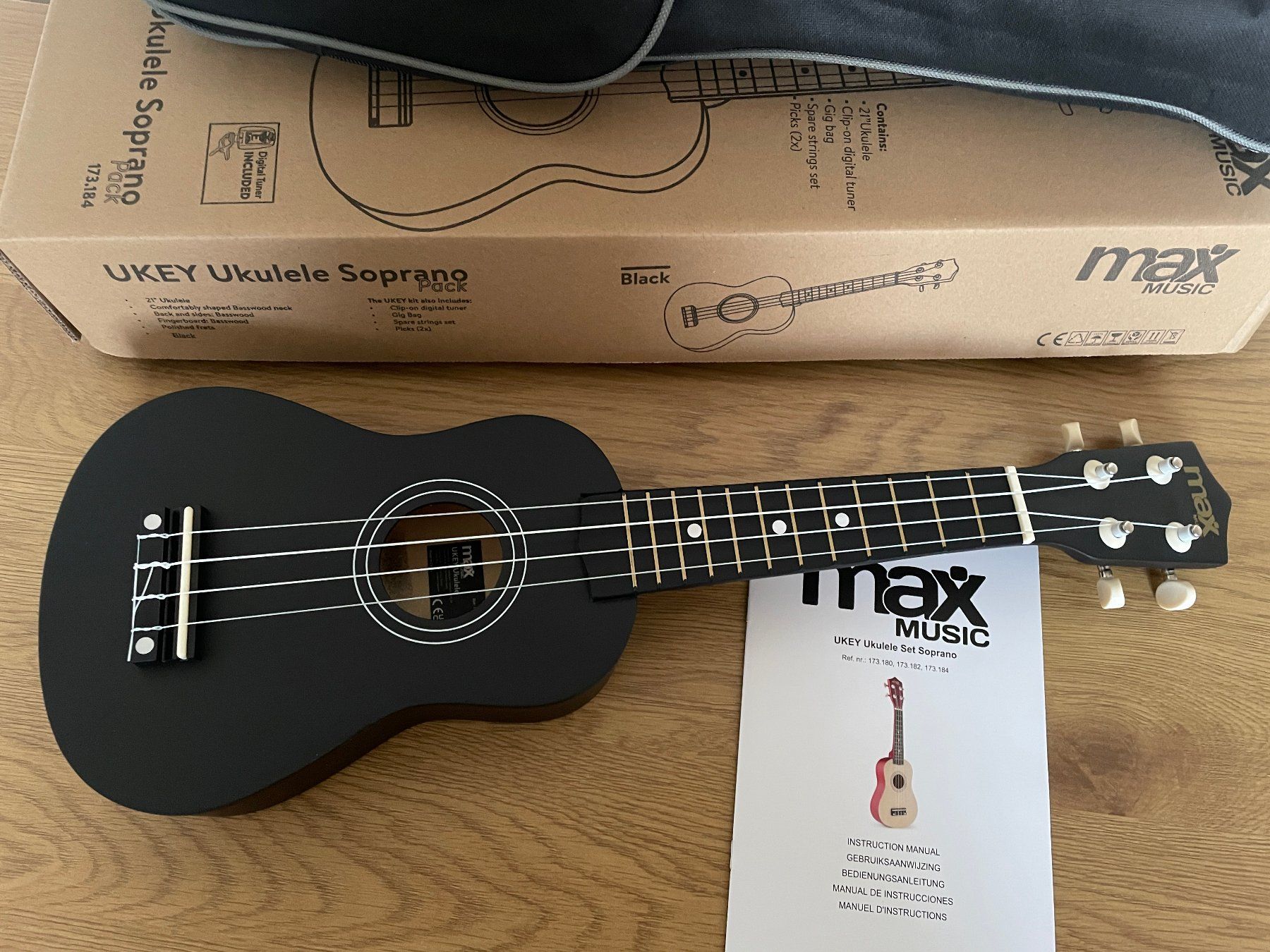 Strumenti musicali: MAX Ukulele UKEY Set Soprano Schwarz 21 Zoll – Nuovo (secondo la descrizione) da Frauenfeld venduto da -blubber- 2