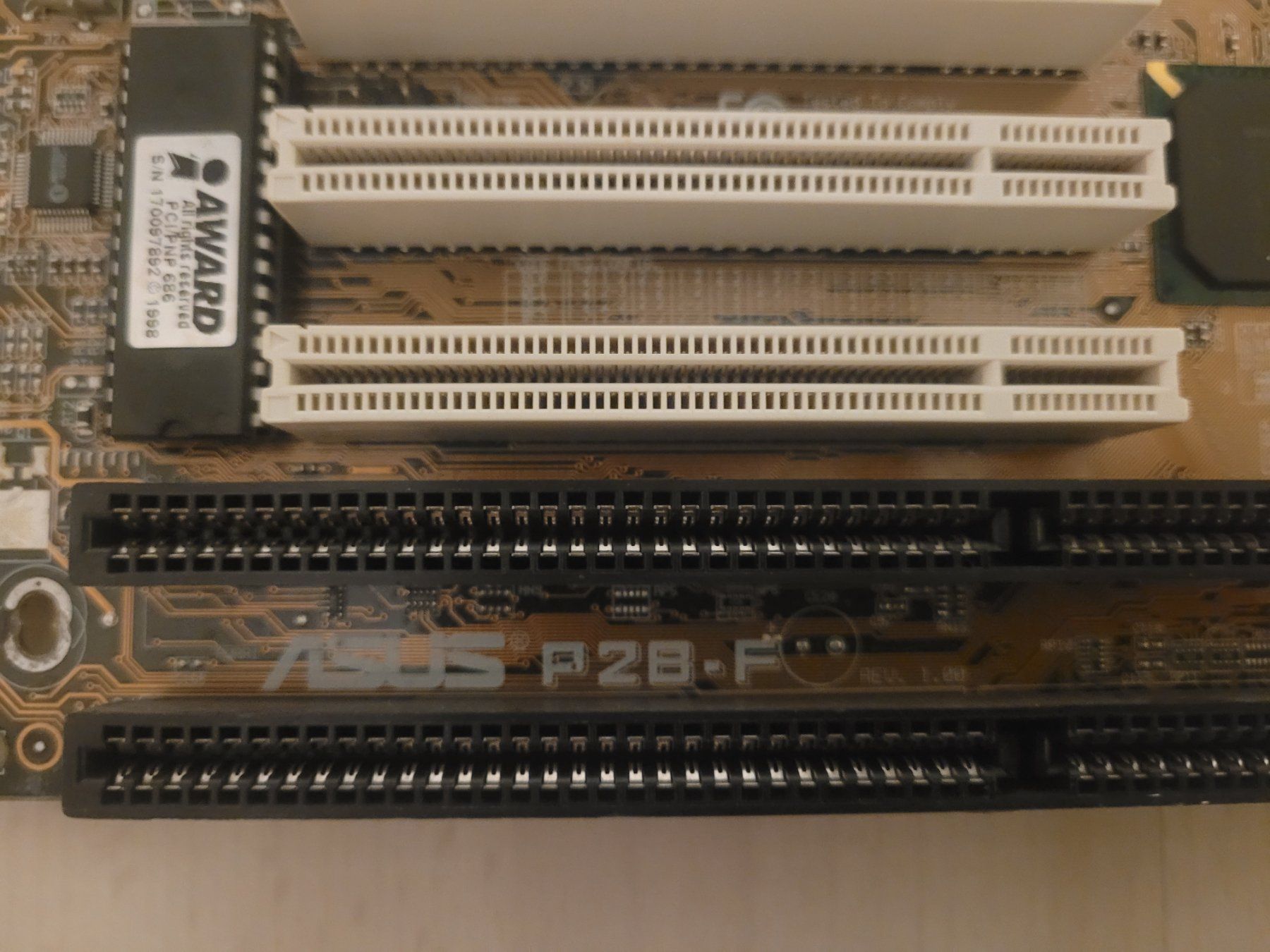 Componenti elettronici: ASUS P2B-F mit Treiber-CD – Usato da Trimbach venduto da Retrofreunde 3