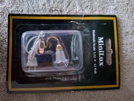 Hübsche Puppenhaus Lampe mit Stecker, goldfarbig, Licht geht