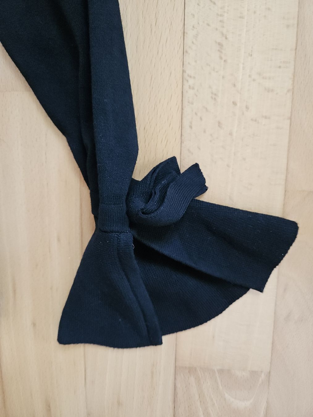 Comma Pulls & Sweat-shirts: Comma Feinstrick Pullover, Gr.38, Schwarz mit Trompetenärmel – D'occasion à Urdorf par Colina 3
