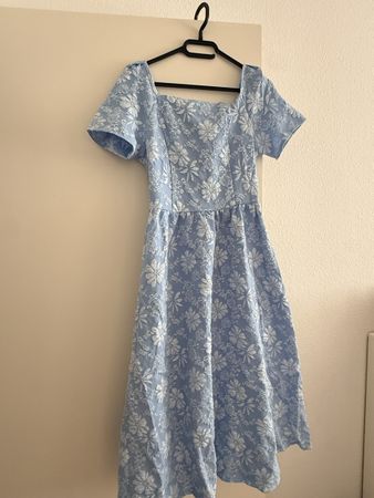Wunderschönes neues Kleid 