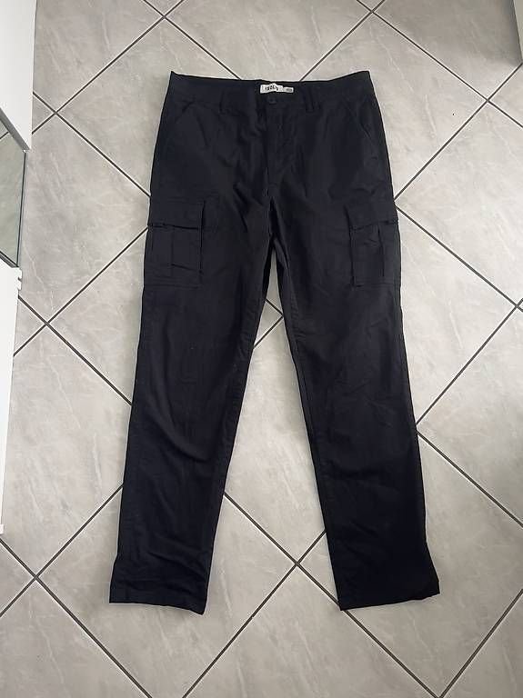 Pantaloni: Schwarze Cargohose von !Solid, W34 L34, Regular Fit – Usato da Horn venduto da timosidler
