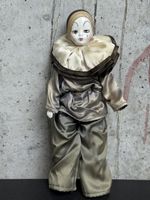 Poupée vintage Pierrot : Visage en céramique, tenue en satin
