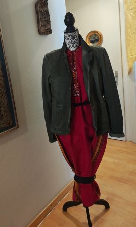 Turkmenische traditionelle Frauen Kleid
