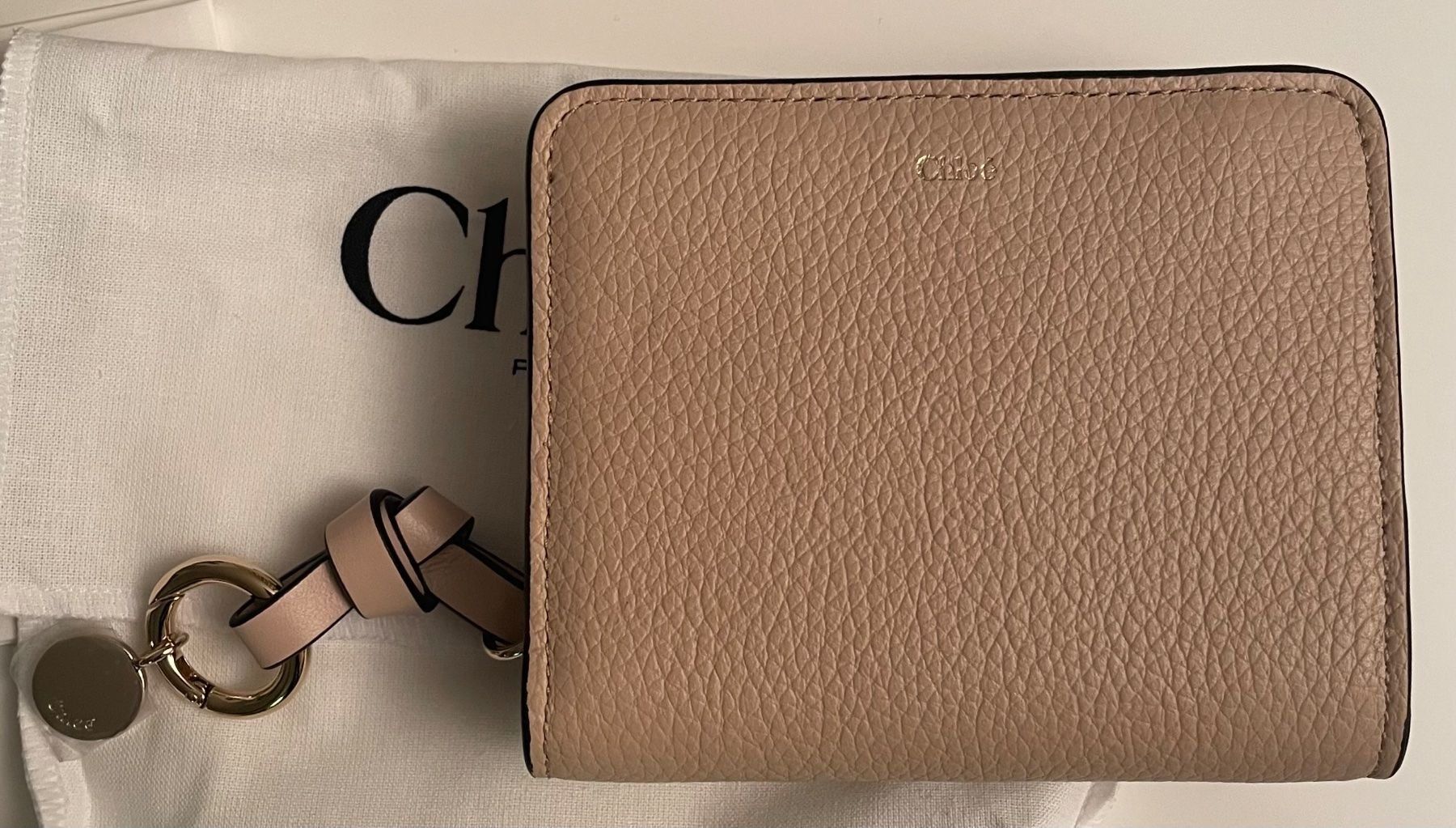 Chloé Portamonete: CHLOÉ Alphabet Compact Wallet – Nuovo e nell'imballaggio originale da Zürich venduto da BeautifulThings