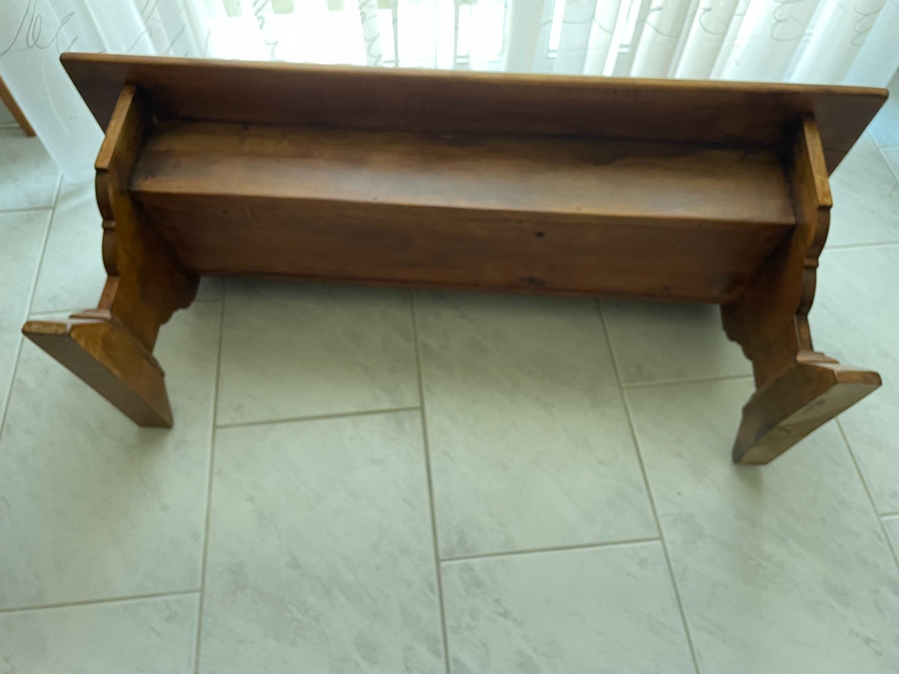Set di tavolo e panche: ALTE HOLZBANK  MIT SEITEN-SCHUBLADEN – Usato da Uhwiesen venduto da Uhwiesen 3