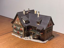 G0831: Bauernhaus mit Dekorelementen und Figuren (Spur N)