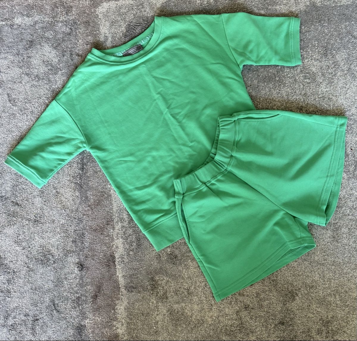 Lotti di vestiti: Sweatshirt and shorts set green size S – Nuovo (secondo la descrizione) da Montreux venduto da jvo_vg8n