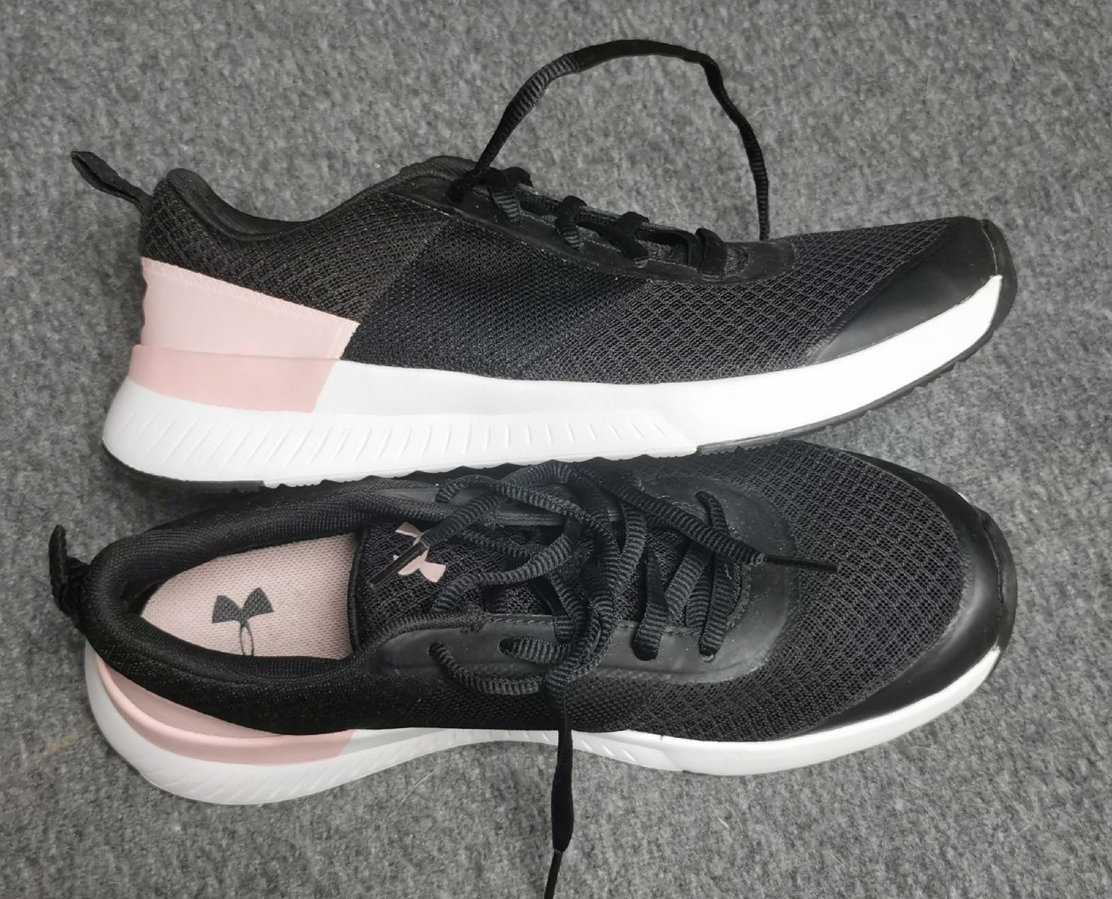 Under Armour Scarpe da donna: Under Armour, Noires/Roses, Taille 40.5, comme neuf! – Nuovo (secondo la descrizione) da Geneve venduto da Vtss00