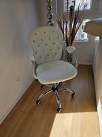 Chaise de bureau blanche capitonnée avec accoudoirs