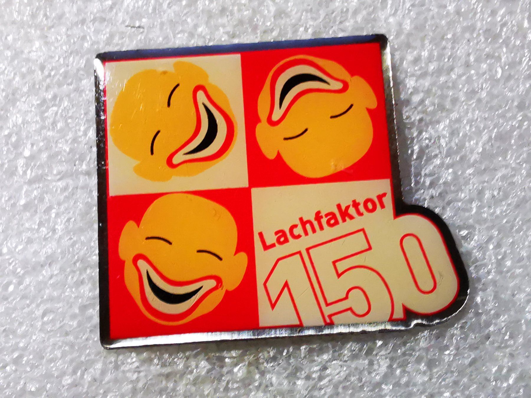Plaketten & Abzeichen: Ansteckpin 64: Lachfaktor 150 – Gebraucht aus Oppligen von Pin-Fall-Shop