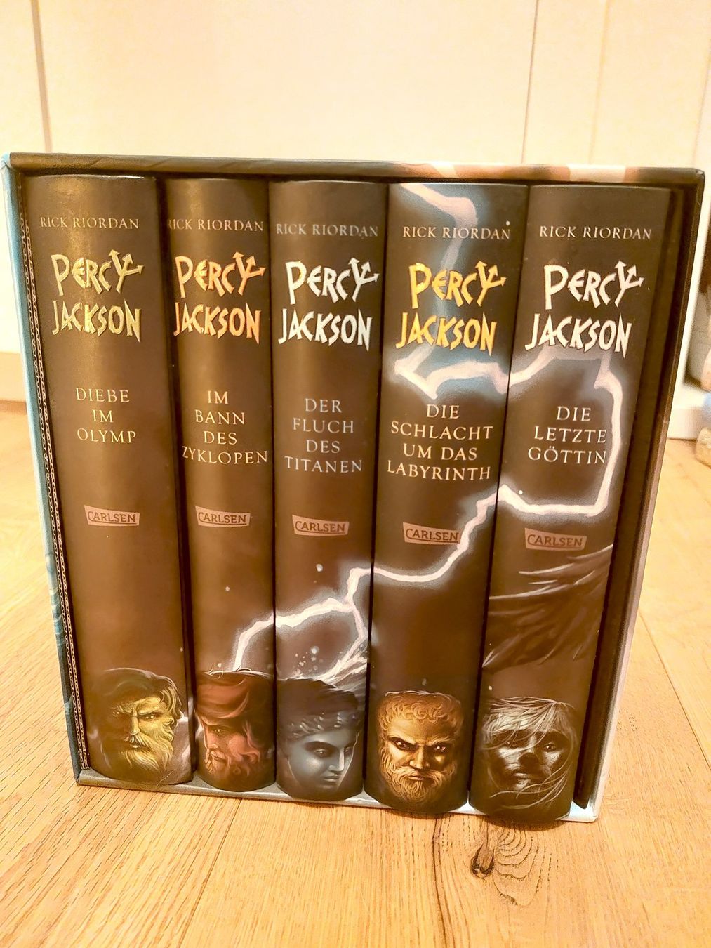 Libri: Percy Jackson Box Bücher 1-5 – Usato da Dürnten venduto da Bithya