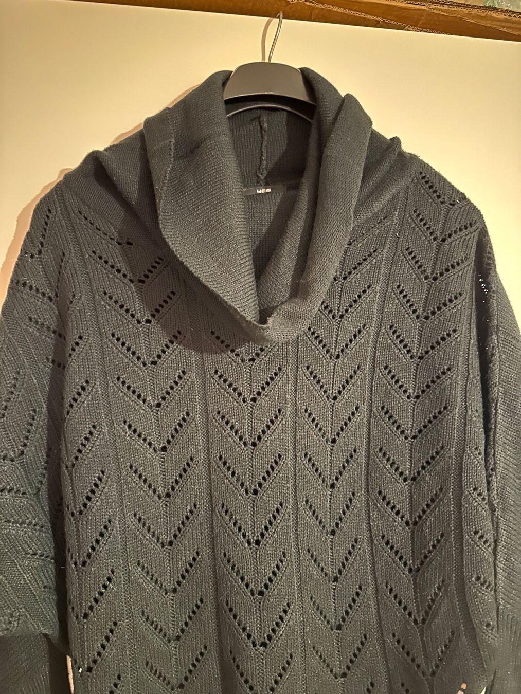 Pullover & Sweatshirts: Schwarzer Rollkragenpullover Damen – Gebraucht aus Triengen von nes_l8cj