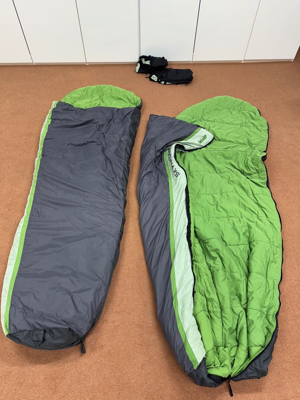 Schlafsäcke: 2 magnifiques sacs de couchage comme neuf – Neu (gemäss Beschreibung) aus Nyon von Swiss.quality