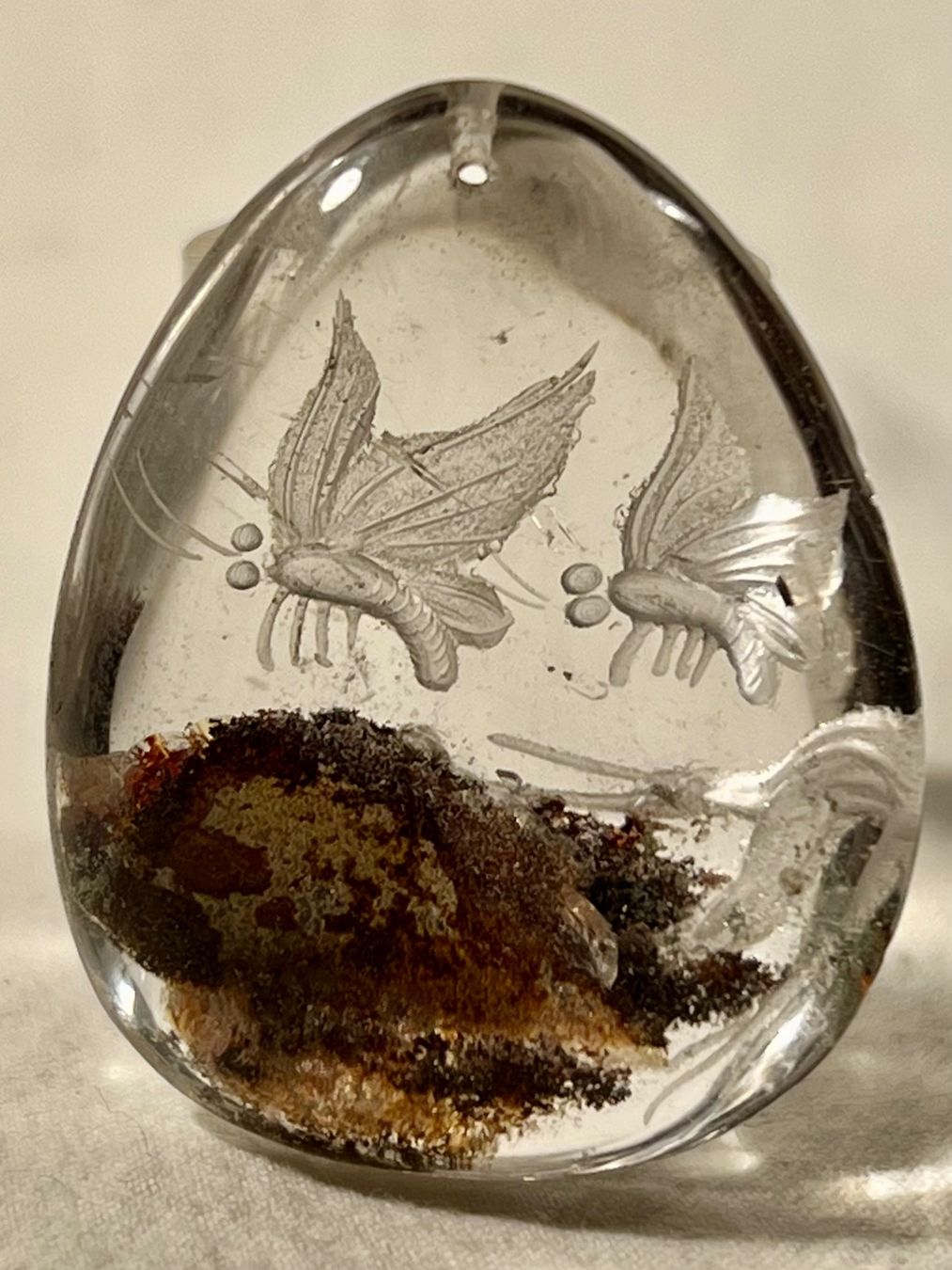 Ciondoli: Pendentif cristal de roche sculpté de papillons – Usato da Genève venduto da DELIRBEADS