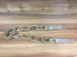 Antike schwere rostige Kette zum Holz Schleifen mit Wirbel