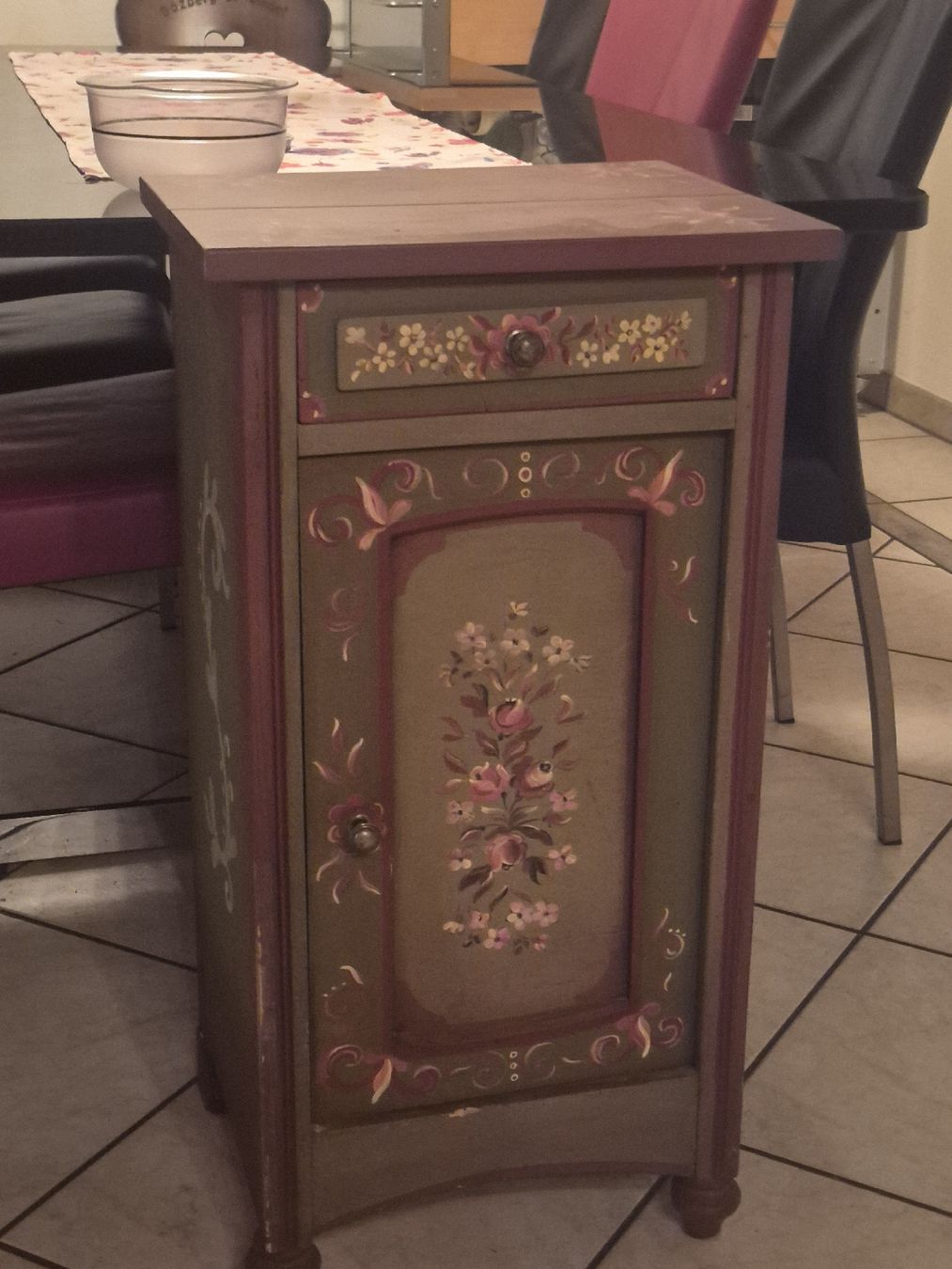 Comodini: Nachttisch bemalt mit Blumen Motiv Holz – Usato da Frauenfeld venduto da mel_2gqy 4