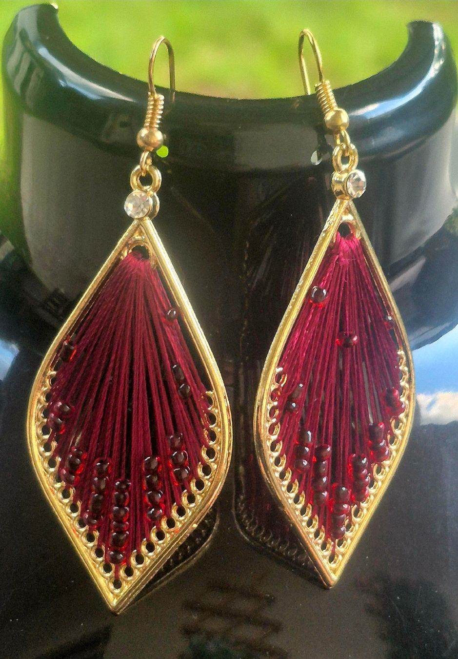 Ohrringe & -stecker: Orecchini da donna pendenti color oro con filo rosso – Gebraucht aus Giubiasco von Stefaniav