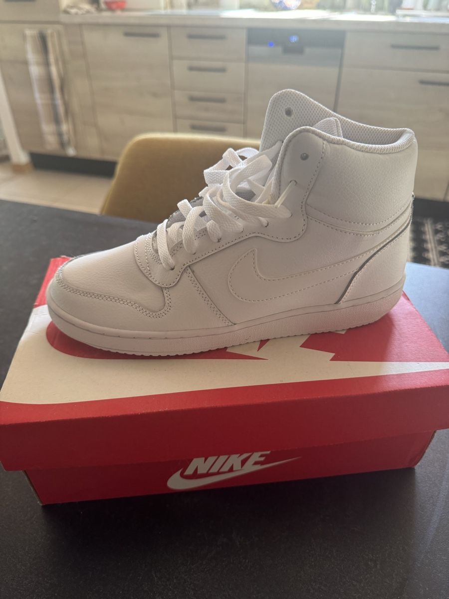 Chaussures hommes: Baskets Nike Ebernon Low blanches femme T. 37.5 – Neuf avec emballage d'origine à Bouveret par Ahava74 2