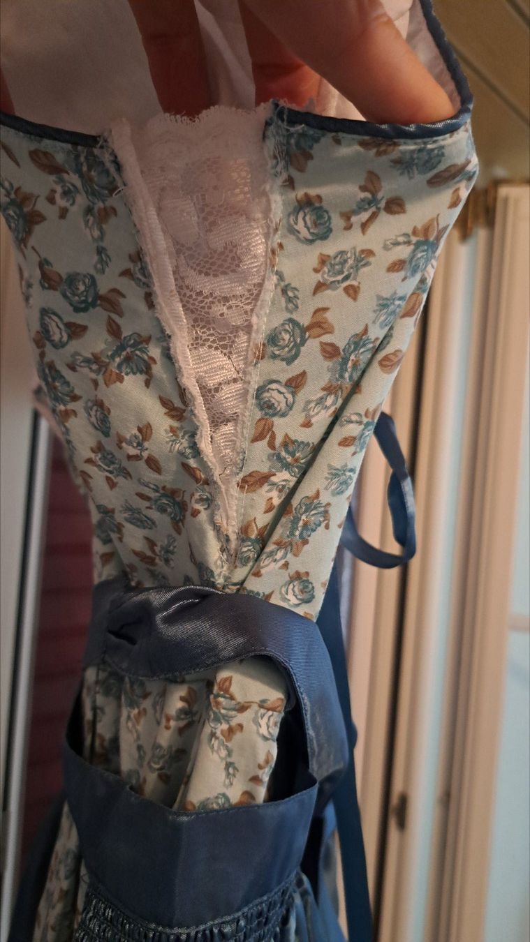 Kostüme: Damen Dirndl Gr. 38 mit Bluse und Strickjacke – Gebraucht aus Russikon von Oelga 2