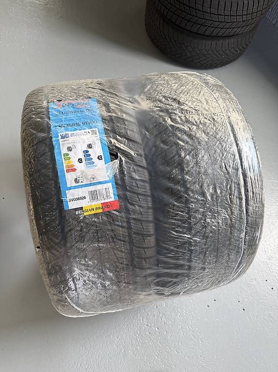 Pneus & Roues: Winterreifen 235/35/19 – D'occasion à Menziken par rob_z8tq