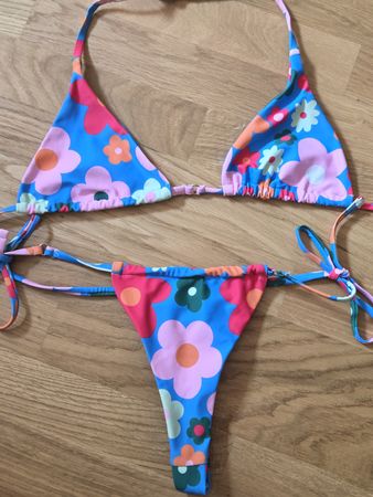 Blumenbikini